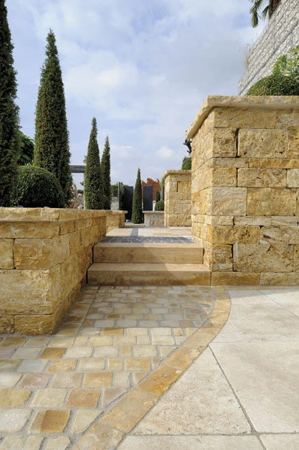 ogrodzenie murki ściana z trawertynu.webp